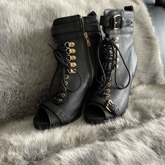 Boots - Picture 3 of 6